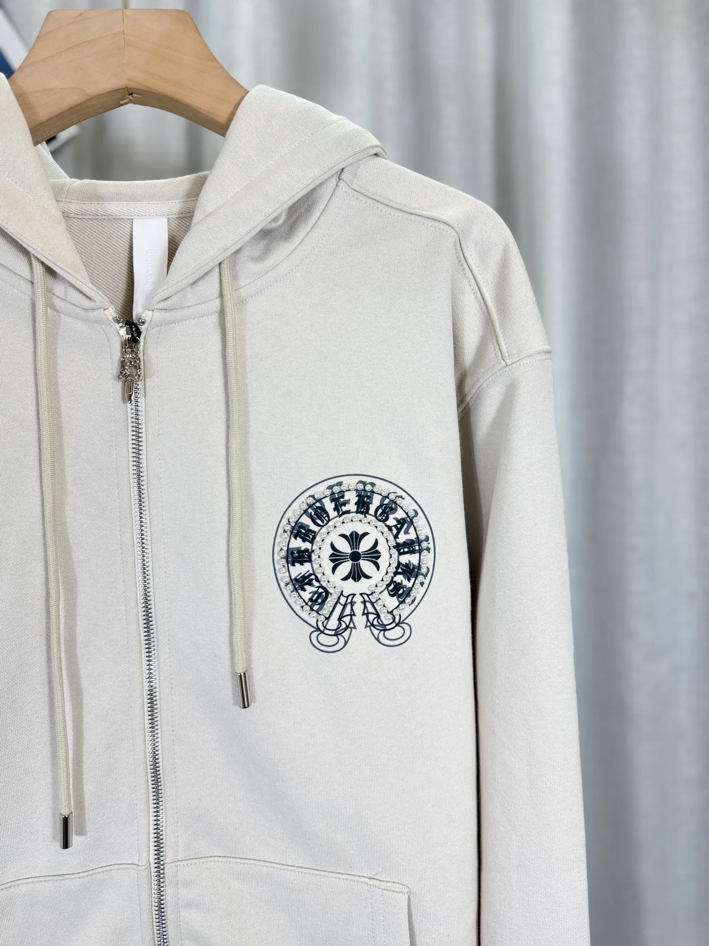 P350 top version, real shot without P, ​​different from market currency) 𝗖𝗵𝗿𝗼𝗺𝗲 𝗛𝗲𝗮𝗿𝘁𝘀/Cro Heart 2025 Compass Pearl Embroidery Autumn and Winter New Original Single Counter American Laser Burnt 3D Three-dimensional Appliqué Pearl Couple Casual Cardigan Sweatshirt 👑The highest version! Customized fabric 480g tripe terry fabric! American acid-washed and distressed original fabric, laser burning + patch embroidery, exquisite embroidery of letters! The best-selling model in the counter, very comfortable to wear. Accessories: original molded and authenticated collar label➕100% silk wash label. Genuine purchase-grade original hangtag➕matching hanging rope➕3D hanging beads➕original packaging bag. Craftsmanship: The original version has consistent wiring! The highest version of the armhole matching technique! Color: Beige Black Size: S M L XL Style No.: 25-353